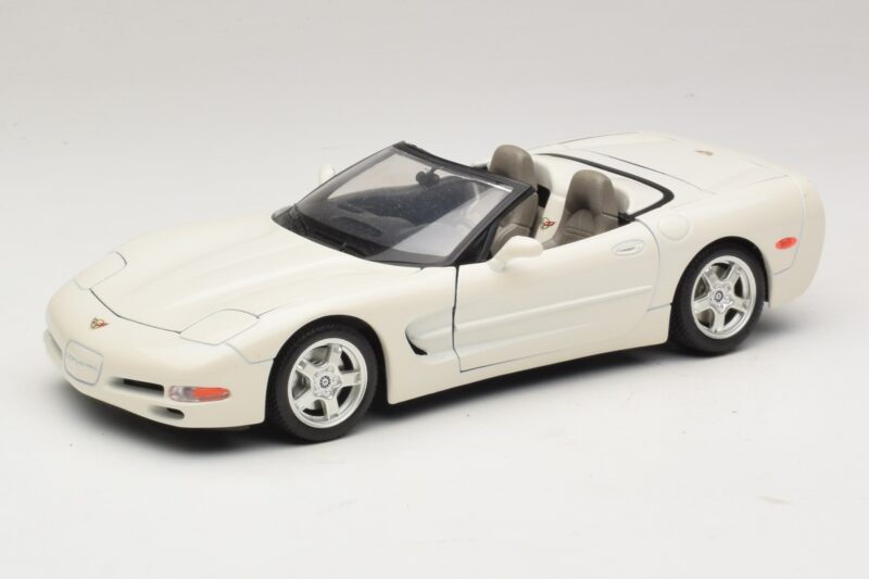 Chevrolet Corvette C5 Kabriolet Biały Bburago 1:18 3076-P1 Metal