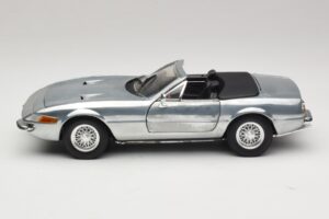 Ferrari 365 GTS Chrome Silver Hot Wheels 1:18 25738 Metal — zdjęcie 4 z 8