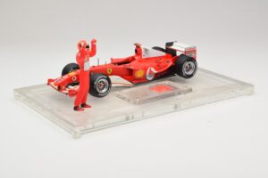 Ferrari F2004 #1 M. Schumacher F1 World Champion 2004 Z Kombinezonem Wyścigowym Hot Wheels 1:18 B66221 Metal