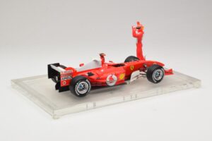 Ferrari F2004 #1 M. Schumacher F1 World Champion 2004 Z Kombinezonem Wyścigowym Hot Wheels 1:18 B66221 Metal — zdjęcie 2 z 6