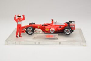 Ferrari F2004 #1 M. Schumacher F1 World Champion 2004 Z Kombinezonem Wyścigowym Hot Wheels 1:18 B66221 Metal — zdjęcie 3 z 6