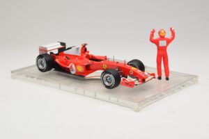 Ferrari F2004 #1 M. Schumacher F1 World Champion 2004 Z Kombinezonem Wyścigowym Hot Wheels 1:18 B66221 Metal — zdjęcie 4 z 6