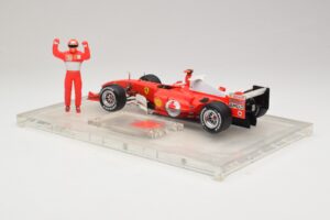 Ferrari F2004 #1 M. Schumacher F1 World Champion 2004 Z Kombinezonem Wyścigowym Hot Wheels 1:18 B66221 Metal — zdjęcie 5 z 6