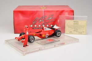 Ferrari F2004 #1 M. Schumacher F1 World Champion 2004 Z Kombinezonem Wyścigowym Hot Wheels 1:18 B66221 Metal — zdjęcie 6 z 6