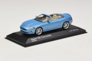 Jaguar XK X150 Kabriolet Jasnoniebieski Metalik Minichamps 1:43 400130530 Metal — zdjęcie 2 z 5