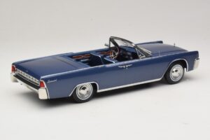 Lincoln Continental Convertible Niebieski Metalik The Lincoln Lawyer KK-Scale 1:18 KKDC181522 Metal — zdjęcie 3 z 7