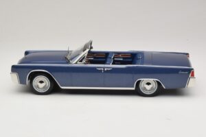 Lincoln Continental Convertible Niebieski Metalik The Lincoln Lawyer KK-Scale 1:18 KKDC181522 Metal — zdjęcie 4 z 7