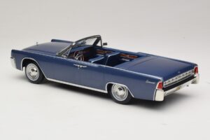 Lincoln Continental Convertible Niebieski Metalik The Lincoln Lawyer KK-Scale 1:18 KKDC181522 Metal — zdjęcie 6 z 7