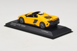 McLaren 675LT Spider Volcano Yellow Minichamps 1:43 537154430 Metal — zdjęcie 3 z 5