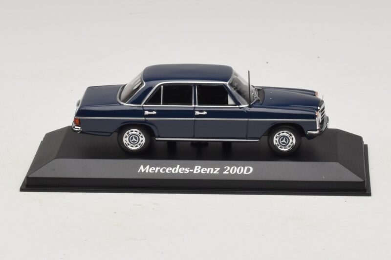 Mercedes 200D W115 Niebieski Maxichamps 1:43 Mercedes 200D W115 Niebieski Maxichamps 1:43 940034000 Metal