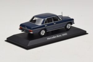 Mercedes 200D W115 Niebieski Maxichamps 1:43 940034000 Metal — zdjęcie 2 z 5