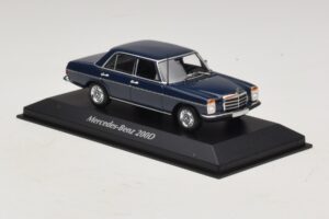 Mercedes 200D W115 Niebieski Maxichamps 1:43 940034000 Metal — zdjęcie 3 z 5