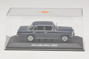 Mercedes 200D W115 Niebieski Maxichamps 1:43 940034000 Metal — zdjęcie 4 z 5