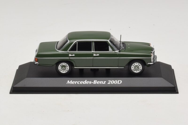 Mercedes 200D W115 Ciemnozielony Maxichamps 1:43 940034001 Metal
