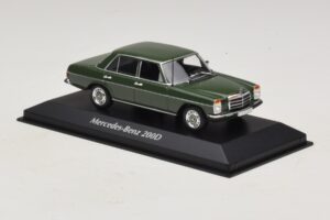 Mercedes 200D W115 Ciemnozielony Maxichamps 1:43 940034001 Metal — zdjęcie 3 z 5