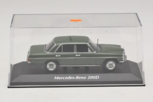 Mercedes 200D W115 Ciemnozielony Maxichamps 1:43 940034001 Metal — zdjęcie 4 z 5