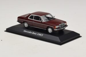 Mercedes 230 CE C123 Czerwony Maxichamps 1:43 940032221 Metal — zdjęcie 3 z 5