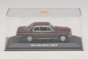 Mercedes 230 CE C123 Czerwony Maxichamps 1:43 940032221 Metal — zdjęcie 4 z 5