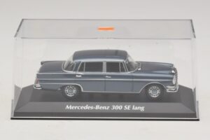 Mercedes 300 SE W112 Lang Niebieski Metalik Maxichamps 1:43 940035200 Metal — zdjęcie 4 z 5