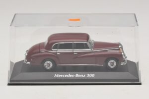 Mercedes 300 W186 Ciemnoczerwony Maxichamps 1:43 940039060 Metal — zdjęcie 4 z 5