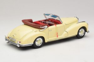 Mercedes 300S Kremowy Maisto 1:18 31806 Metal — zdjęcie 3 z 8