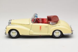 Mercedes 300S Kremowy Maisto 1:18 31806 Metal — zdjęcie 4 z 8