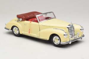 Mercedes 300S Kremowy Maisto 1:18 31806 Metal — zdjęcie 6 z 8