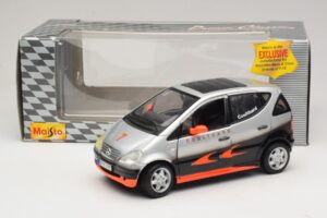 Mercedes A-Class W168 D. Coulthard Srebrny Maisto 1:18 35841 Metal — zdjęcie 8 z 8
