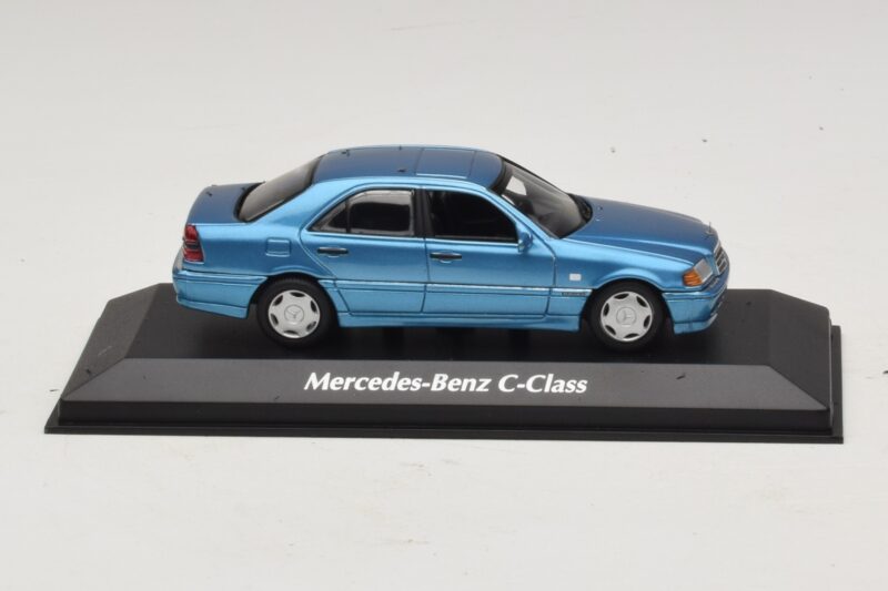 Mercedes C-Class W202 Niebieski Metalik Maxichamps 1:43 Mercedes C-Class W202 Niebieski Metalik Maxichamps 1:43 940037060 Metal