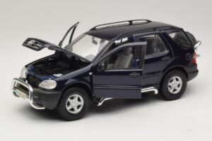 Mercedes ML320 W163 Niebieski Maisto 1:18 31847 Metal — zdjęcie 2 z 8