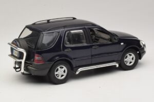 Mercedes ML320 W163 Niebieski Maisto 1:18 31847 Metal — zdjęcie 3 z 8