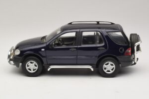 Mercedes ML320 W163 Niebieski Maisto 1:18 31847 Metal — zdjęcie 4 z 8