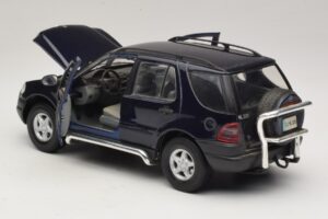 Mercedes ML320 W163 Niebieski Maisto 1:18 31847 Metal — zdjęcie 5 z 8
