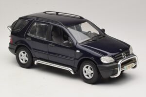 Mercedes ML320 W163 Niebieski Maisto 1:18 31847 Metal — zdjęcie 6 z 8