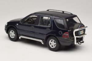 Mercedes ML320 W163 Niebieski Maisto 1:18 31847 Metal — zdjęcie 7 z 8