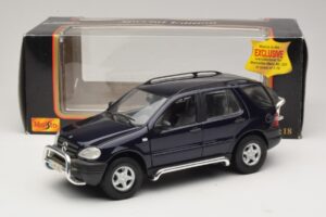 Mercedes ML320 W163 Niebieski Maisto 1:18 31847 Metal — zdjęcie 8 z 8