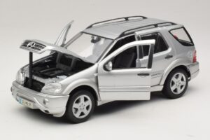 Mercedes ML55 AMG W163 Srebrny Maisto 1:18 31876-P1 Metal — zdjęcie 2 z 8