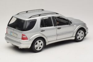 Mercedes ML55 AMG W163 Srebrny Maisto 1:18 31876-P1 Metal — zdjęcie 3 z 8