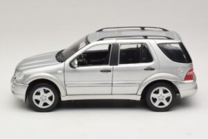 Mercedes ML55 AMG W163 Srebrny Maisto 1:18 31876-P1 Metal — zdjęcie 4 z 8