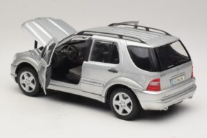 Mercedes ML55 AMG W163 Srebrny Maisto 1:18 31876-P1 Metal — zdjęcie 5 z 8
