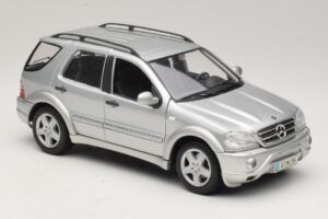 Mercedes ML55 AMG W163 Srebrny Maisto 1:18 31876-P1 Metal — zdjęcie 6 z 8