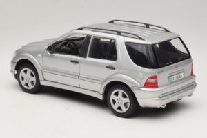 Mercedes ML55 AMG W163 Srebrny Maisto 1:18 31876-P1 Metal — zdjęcie 7 z 8