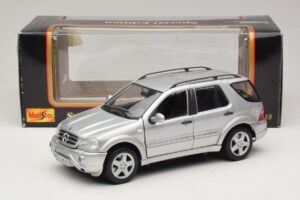 Mercedes ML55 AMG W163 Srebrny Maisto 1:18 31876-P1 Metal — zdjęcie 8 z 8