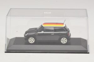 Mini Cooper One R50 Zielony Z Niemiecką Flagą Minichamps 1:43 MINI033 Metal — zdjęcie 4 z 5