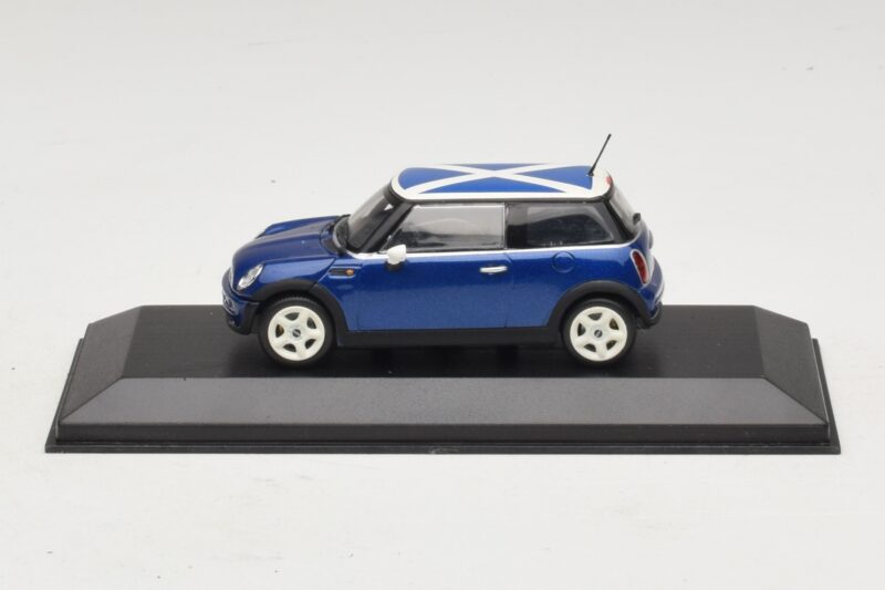 Mini Cooper S R53 Niebieski Z Flagą Szkocką Minichamps 1:43 Mini Cooper S R53 Niebieski Z Flagą Szkocką Minichamps 1:43 MINI016 Metal