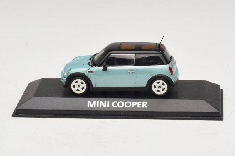 Mini Cooper S R53 Jasnoniebieski Metalik Z Czarnym Dachem Minichamps 1:43 MINI030 Metal