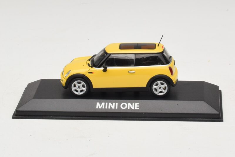 Mini Cooper S R53 Liquid Yellow Z Panoramicznym Dachem Minichamps 1:43 Mini Cooper S R53 Liquid Yellow Z Panoramicznym Dachem Minichamps 1:43 MINI013 Metal
