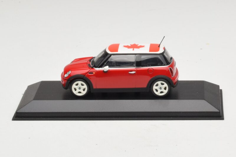 Mini Cooper S R53 Czerwony Z Flagą Kanadyjską Minichamps 1:43 MINI017 Metal