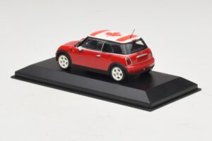Mini Cooper S R53 Czerwony Z Flagą Kanadyjską Minichamps 1:43 MINI017 Metal — zdjęcie 3 z 5