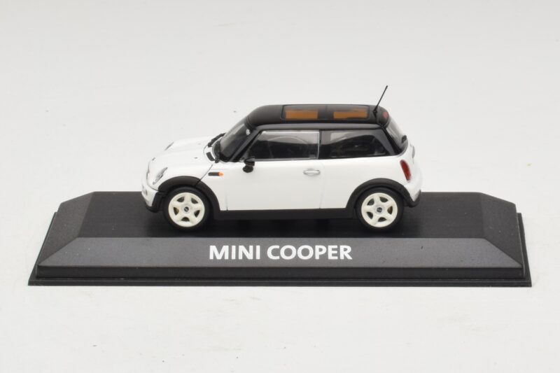 Mini Cooper S R53 Biały Z Czarnym Dachem Minichamps 1:43 Mini Cooper S R53 Biały Z Czarnym Dachem Minichamps 1:43 MINI027 Metal